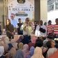 Founder BIP Foundation, Ali Zainal Abidin, memimpin langsung proses pembagian ribuan paket daging kurban dan santunan uang tunai kepada masyarakat kecil di Kabupaten Sumenep. Di tengah antusias ribuan warga dari 13 kecamatan, ia tampak menyapa dan berinteraksi langsung dengan para penerima manfaat, mulai dari abang becak, kaum dhuafa, hingga lansia. Momen tersebut berlangsung penuh haru dan kebersamaan dalam perayaan Iduladha 1447 H bersama BIP Foundation.
