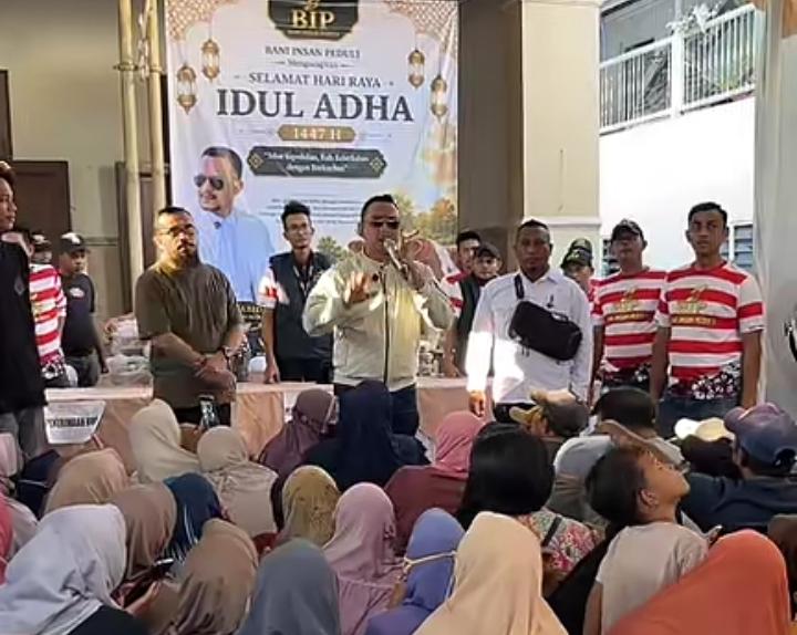 Founder BIP Foundation, Ali Zainal Abidin, memimpin langsung proses pembagian ribuan paket daging kurban dan santunan uang tunai kepada masyarakat kecil di Kabupaten Sumenep. Di tengah antusias ribuan warga dari 13 kecamatan, ia tampak menyapa dan berinteraksi langsung dengan para penerima manfaat, mulai dari abang becak, kaum dhuafa, hingga lansia. Momen tersebut berlangsung penuh haru dan kebersamaan dalam perayaan Iduladha 1447 H bersama BIP Foundation.