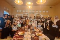 Keluarga besar PASKAS (Pasukan Amal Soleh) foto bersama para sahabat yatim, ustadz, pengurus, dan tamu undangan usai kegiatan rutin bulanan di Mami Muda Cafe dan Resto, Jumat (29/5/2026). Kegiatan berlangsung penuh kehangatan melalui khatmil Qur’an, santunan yatim, hingga bazar bahagia sembako premium dengan semangat “Ngelillah Berjamaah Itu Keren”.