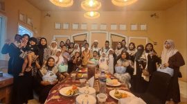 Keluarga besar PASKAS (Pasukan Amal Soleh) foto bersama para sahabat yatim, ustadz, pengurus, dan tamu undangan usai kegiatan rutin bulanan di Mami Muda Cafe dan Resto, Jumat (29/5/2026). Kegiatan berlangsung penuh kehangatan melalui khatmil Qur’an, santunan yatim, hingga bazar bahagia sembako premium dengan semangat “Ngelillah Berjamaah Itu Keren”.
