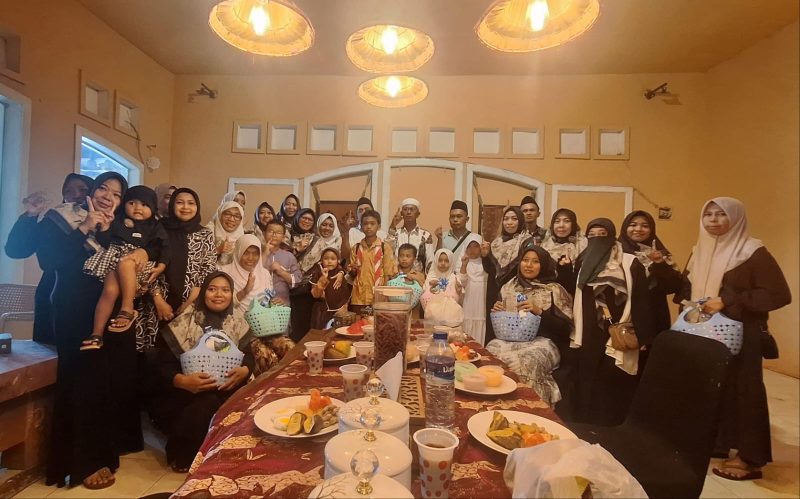 Keluarga besar PASKAS (Pasukan Amal Soleh) foto bersama para sahabat yatim, ustadz, pengurus, dan tamu undangan usai kegiatan rutin bulanan di Mami Muda Cafe dan Resto, Jumat (29/5/2026). Kegiatan berlangsung penuh kehangatan melalui khatmil Qur’an, santunan yatim, hingga bazar bahagia sembako premium dengan semangat “Ngelillah Berjamaah Itu Keren”.