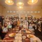 Keluarga besar PASKAS (Pasukan Amal Soleh) foto bersama para sahabat yatim, ustadz, pengurus, dan tamu undangan usai kegiatan rutin bulanan di Mami Muda Cafe dan Resto, Jumat (29/5/2026). Kegiatan berlangsung penuh kehangatan melalui khatmil Qur’an, santunan yatim, hingga bazar bahagia sembako premium dengan semangat “Ngelillah Berjamaah Itu Keren”.