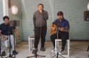 Keterangan Foto:
Komandan Kodim 0827/Sumenep, Citra Persada, saat membawakan lagu “Ijinkan Aku Menyayangimu” dalam acara silaturahmi di Cafe Mami Muda, Jumat (29/5/2026) malam. Suara merdunya sukses menghidupkan suasana dan mendapat tepuk tangan meriah dari para tamu yang hadir.