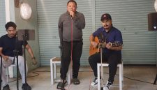 Keterangan Foto:
Komandan Kodim 0827/Sumenep, Citra Persada, saat membawakan lagu “Ijinkan Aku Menyayangimu” dalam acara silaturahmi di Cafe Mami Muda, Jumat (29/5/2026) malam. Suara merdunya sukses menghidupkan suasana dan mendapat tepuk tangan meriah dari para tamu yang hadir.