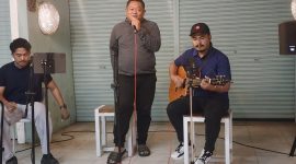 Keterangan Foto:
Komandan Kodim 0827/Sumenep, Citra Persada, saat membawakan lagu “Ijinkan Aku Menyayangimu” dalam acara silaturahmi di Cafe Mami Muda, Jumat (29/5/2026) malam. Suara merdunya sukses menghidupkan suasana dan mendapat tepuk tangan meriah dari para tamu yang hadir.