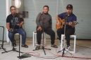 Dandim 0827/Sumenep, Citra Persada, bersama Dandim Surabaya Kolonel Inf Bambang Raditya, M.Han., saat berduet membawakan lagu “Ku Tak Bisa” di Cafe Mami Muda, Jumat malam (29/5/2026). Aksi keduanya sontak mengundang tepuk tangan meriah dan menciptakan suasana hangat penuh keakraban di tengah acara silaturahmi.