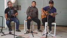 Dandim 0827/Sumenep, Citra Persada, bersama Dandim Surabaya Kolonel Inf Bambang Raditya, M.Han., saat berduet membawakan lagu “Ku Tak Bisa” di Cafe Mami Muda, Jumat malam (29/5/2026). Aksi keduanya sontak mengundang tepuk tangan meriah dan menciptakan suasana hangat penuh keakraban di tengah acara silaturahmi.