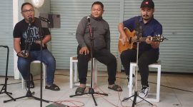 Dandim 0827/Sumenep, Citra Persada, bersama Dandim Surabaya Kolonel Inf Bambang Raditya, M.Han., saat berduet membawakan lagu “Ku Tak Bisa” di Cafe Mami Muda, Jumat malam (29/5/2026). Aksi keduanya sontak mengundang tepuk tangan meriah dan menciptakan suasana hangat penuh keakraban di tengah acara silaturahmi.