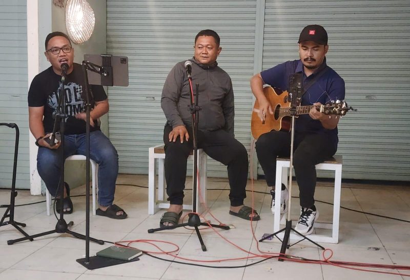 Dandim 0827/Sumenep, Citra Persada, bersama Dandim Surabaya Kolonel Inf Bambang Raditya, M.Han., saat berduet membawakan lagu “Ku Tak Bisa” di Cafe Mami Muda, Jumat malam (29/5/2026). Aksi keduanya sontak mengundang tepuk tangan meriah dan menciptakan suasana hangat penuh keakraban di tengah acara silaturahmi.