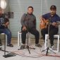 Dandim 0827/Sumenep, Citra Persada, bersama Dandim Surabaya Kolonel Inf Bambang Raditya, M.Han., saat berduet membawakan lagu “Ku Tak Bisa” di Cafe Mami Muda, Jumat malam (29/5/2026). Aksi keduanya sontak mengundang tepuk tangan meriah dan menciptakan suasana hangat penuh keakraban di tengah acara silaturahmi.