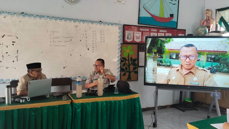 Kegiatan Observasi Kinerja Kepala Sekolah di SDN Panaongan III, Kecamatan Pasongsongan, Sumenep, yang berlangsung hangat dan penuh apresiasi. Terlihat Pejabat Penilai Kinerja Kepala Sekolah Dinas Pendidikan Sumenep, bersama Kepala SDN Panaongan III, Agus Sugianto, serta para guru dalam suasana diskusi dan refleksi peningkatan mutu pendidikan.