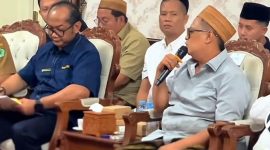 Keterangan Foto:
CEO Bawang Mas Grup, H. Khairul Umam (Haji Her), bersama para pengusaha rokok Madura saat menyampaikan aspirasi penolakan penerapan SKM Golongan III secara nasional. Mereka berharap pemerintah memberikan perlakuan khusus bagi industri rokok Madura guna melindungi keberlangsungan usaha lokal dan ribuan tenaga kerja yang bergantung pada sektor hasil tembakau.