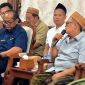 Keterangan Foto:
CEO Bawang Mas Grup, H. Khairul Umam (Haji Her), bersama para pengusaha rokok Madura saat menyampaikan aspirasi penolakan penerapan SKM Golongan III secara nasional. Mereka berharap pemerintah memberikan perlakuan khusus bagi industri rokok Madura guna melindungi keberlangsungan usaha lokal dan ribuan tenaga kerja yang bergantung pada sektor hasil tembakau.