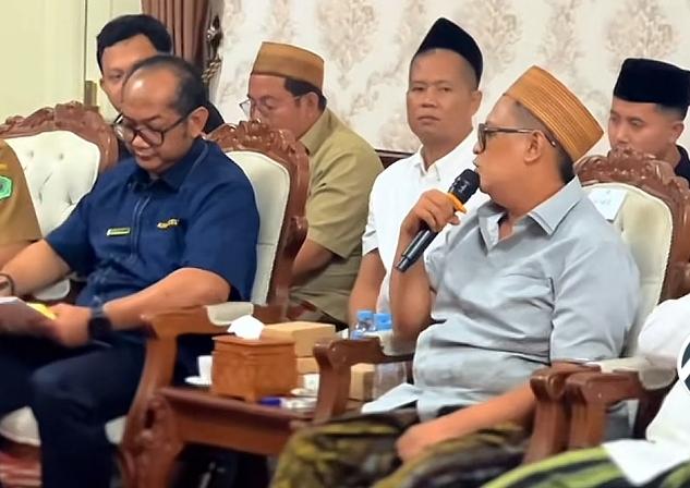 Keterangan Foto:
CEO Bawang Mas Grup, H. Khairul Umam (Haji Her), bersama para pengusaha rokok Madura saat menyampaikan aspirasi penolakan penerapan SKM Golongan III secara nasional. Mereka berharap pemerintah memberikan perlakuan khusus bagi industri rokok Madura guna melindungi keberlangsungan usaha lokal dan ribuan tenaga kerja yang bergantung pada sektor hasil tembakau.
