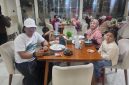 Suasana live musik akustik di Arinna Cafe & Resto Sumenep yang berlangsung setiap malam mingguan. Alunan musik, pelayanan ramah, menu kuliner beragam, fasilitas ruang VIP, serta area bermain anak menjadi daya tarik yang membuat pengunjung betah berlama-lama menikmati suasana bersama keluarga, sahabat, maupun pasangan.