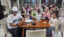 Suasana live musik akustik di Arinna Cafe & Resto Sumenep yang berlangsung setiap malam mingguan. Alunan musik, pelayanan ramah, menu kuliner beragam, fasilitas ruang VIP, serta area bermain anak menjadi daya tarik yang membuat pengunjung betah berlama-lama menikmati suasana bersama keluarga, sahabat, maupun pasangan.