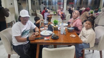 Suasana live musik akustik di Arinna Cafe & Resto Sumenep yang berlangsung setiap malam mingguan. Alunan musik, pelayanan ramah, menu kuliner beragam, fasilitas ruang VIP, serta area bermain anak menjadi daya tarik yang membuat pengunjung betah berlama-lama menikmati suasana bersama keluarga, sahabat, maupun pasangan.