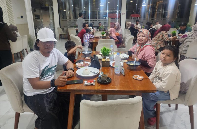 Suasana live musik akustik di Arinna Cafe & Resto Sumenep yang berlangsung setiap malam mingguan. Alunan musik, pelayanan ramah, menu kuliner beragam, fasilitas ruang VIP, serta area bermain anak menjadi daya tarik yang membuat pengunjung betah berlama-lama menikmati suasana bersama keluarga, sahabat, maupun pasangan.