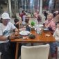 Suasana live musik akustik di Arinna Cafe & Resto Sumenep yang berlangsung setiap malam mingguan. Alunan musik, pelayanan ramah, menu kuliner beragam, fasilitas ruang VIP, serta area bermain anak menjadi daya tarik yang membuat pengunjung betah berlama-lama menikmati suasana bersama keluarga, sahabat, maupun pasangan.