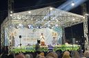 Kepala Desa Pinggirpapas sekaligus Ketua PKDI Kabupaten Sumenep, H. Ubaid Abdul Hayat, saat menyampaikan sambutan pada acara Pengajian Umum dan Khotmil Qur'an santri-santriwati MDT Al-Khoiron Desa Pinggirpapas, Kecamatan Kalianget. Dalam kesempatan tersebut, ia mengajak para santri untuk terus mencintai Al-Qur'an serta menjadi generasi berakhlak mulia yang mampu membawa manfaat bagi agama, bangsa, dan masyarakat.
