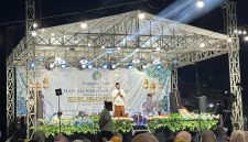 Kepala Desa Pinggirpapas sekaligus Ketua PKDI Kabupaten Sumenep, H. Ubaid Abdul Hayat, saat menyampaikan sambutan pada acara Pengajian Umum dan Khotmil Qur'an santri-santriwati MDT Al-Khoiron Desa Pinggirpapas, Kecamatan Kalianget. Dalam kesempatan tersebut, ia mengajak para santri untuk terus mencintai Al-Qur'an serta menjadi generasi berakhlak mulia yang mampu membawa manfaat bagi agama, bangsa, dan masyarakat.