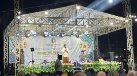 Kepala Desa Pinggirpapas sekaligus Ketua PKDI Kabupaten Sumenep, H. Ubaid Abdul Hayat, saat menyampaikan sambutan pada acara Pengajian Umum dan Khotmil Qur'an santri-santriwati MDT Al-Khoiron Desa Pinggirpapas, Kecamatan Kalianget. Dalam kesempatan tersebut, ia mengajak para santri untuk terus mencintai Al-Qur'an serta menjadi generasi berakhlak mulia yang mampu membawa manfaat bagi agama, bangsa, dan masyarakat.