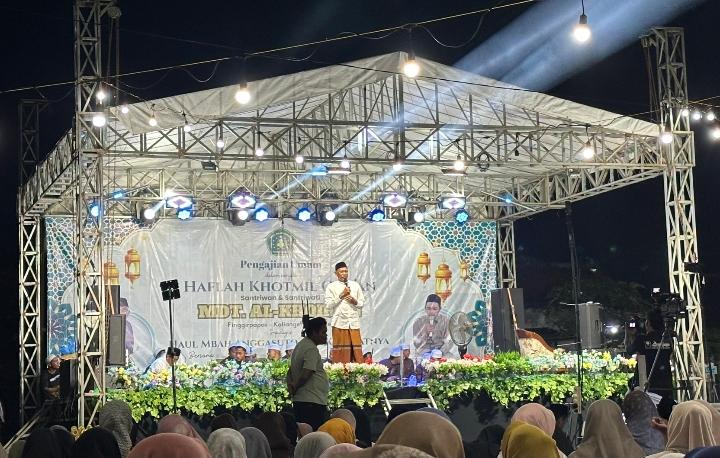 Kepala Desa Pinggirpapas sekaligus Ketua PKDI Kabupaten Sumenep, H. Ubaid Abdul Hayat, saat menyampaikan sambutan pada acara Pengajian Umum dan Khotmil Qur'an santri-santriwati MDT Al-Khoiron Desa Pinggirpapas, Kecamatan Kalianget. Dalam kesempatan tersebut, ia mengajak para santri untuk terus mencintai Al-Qur'an serta menjadi generasi berakhlak mulia yang mampu membawa manfaat bagi agama, bangsa, dan masyarakat.