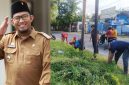 Bupati Sumenep Achmad Fauzi Wongsojudo melalui Gerakan Jumat Bersih terus mendorong budaya hidup bersih di tengah masyarakat. Ratusan ASN, pegawai BUMD, BUMN, serta berbagai elemen masyarakat tampak bergotong royong membersihkan lingkungan di sepanjang Jalan Slamet Riyadi Desa Pabian hingga Jalan Yos Sudarso Desa Marengan Daya sebagai bentuk kepedulian terhadap kebersihan dan keindahan Kota Sumenep.
