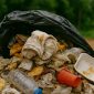 Ilustrasi sampah yang dibuang sembarangan di tepi jalan menjadi potret nyata rendahnya kesadaran sebagian masyarakat terhadap kebersihan lingkungan. Kondisi ini tidak hanya merusak estetika kawasan, tetapi juga berpotensi menimbulkan bau tidak sedap, pencemaran lingkungan, hingga mengganggu kesehatan warga sekitar.