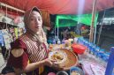Kesederhanaan warung tidak mengurangi minat pelanggan. Setiap hari, Rujak Ibu Sofia di depan RSUD Sumenep dipadati pembeli dari berbagai kalangan yang ingin menikmati kuliner khas Madura.