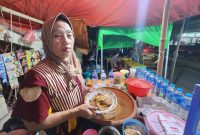Kesederhanaan warung tidak mengurangi minat pelanggan. Setiap hari, Rujak Ibu Sofia di depan RSUD Sumenep dipadati pembeli dari berbagai kalangan yang ingin menikmati kuliner khas Madura.