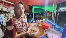 Kesederhanaan warung tidak mengurangi minat pelanggan. Setiap hari, Rujak Ibu Sofia di depan RSUD Sumenep dipadati pembeli dari berbagai kalangan yang ingin menikmati kuliner khas Madura.