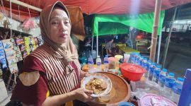 Kesederhanaan warung tidak mengurangi minat pelanggan. Setiap hari, Rujak Ibu Sofia di depan RSUD Sumenep dipadati pembeli dari berbagai kalangan yang ingin menikmati kuliner khas Madura.