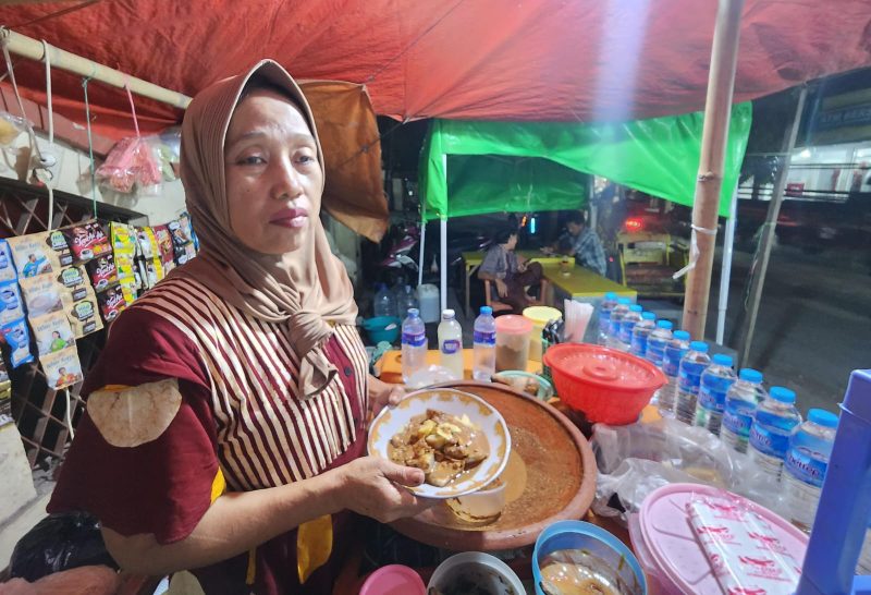 Kesederhanaan warung tidak mengurangi minat pelanggan. Setiap hari, Rujak Ibu Sofia di depan RSUD Sumenep dipadati pembeli dari berbagai kalangan yang ingin menikmati kuliner khas Madura.