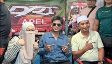 H. Syafwan Wahyudi bersama sang istri menyambut hangat kedatangan penyanyi populer Valen di Sumenep menjelang penampilannya pada Madura Fest 2026. Momen penuh keakraban tersebut menjadi simbol dukungan DRT The Big Family terhadap suksesnya event hiburan terbesar di Madura sekaligus komitmen dalam mendukung ruang kreativitas generasi muda