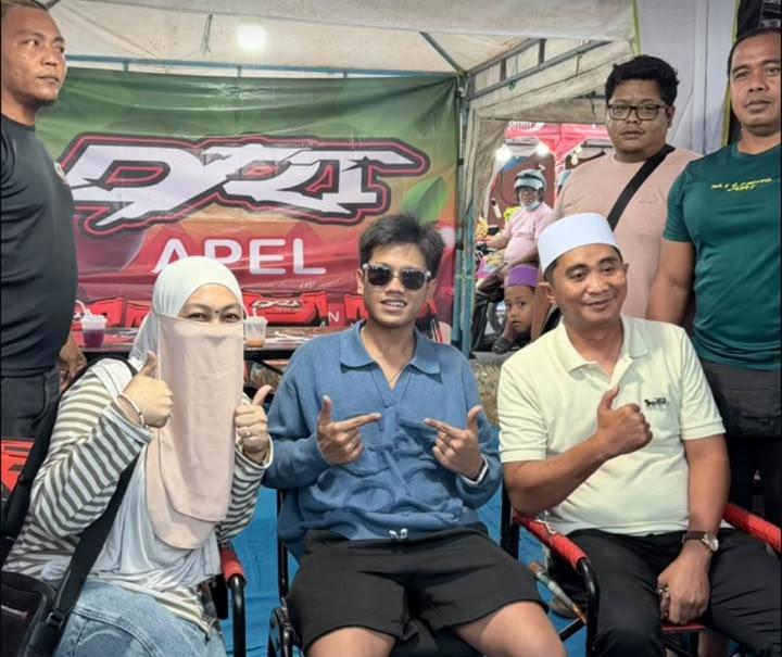 H. Syafwan Wahyudi bersama sang istri menyambut hangat kedatangan penyanyi populer Valen di Sumenep menjelang penampilannya pada Madura Fest 2026. Momen penuh keakraban tersebut menjadi simbol dukungan DRT The Big Family terhadap suksesnya event hiburan terbesar di Madura sekaligus komitmen dalam mendukung ruang kreativitas generasi muda