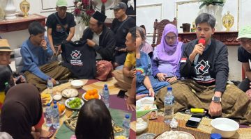Momen Tak Terduga Jelang Konser, Valen Kenakan Kaos Santre Nyapsap dan Bersholawat Bersama H. Hairul Karanganyar Kalianget Sumenep