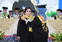 Prof Dr Ully Tampubolon resmi dikukuhkan sebagai Guru Besar Unitomo Surabaya oleh  Rektor Universitas Dr. Soetomo (Unitomo) Prof Dr. Siti Marwiyah, Surabaya, Kamis (21/5/2026). (Foto: Dok. Unitomo)