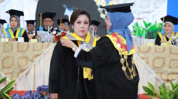 Prof Dr Ully Tampubolon resmi dikukuhkan sebagai Guru Besar Unitomo Surabaya oleh  Rektor Universitas Dr. Soetomo (Unitomo) Prof Dr. Siti Marwiyah, Surabaya, Kamis (21/5/2026). (Foto: Dok. Unitomo)
