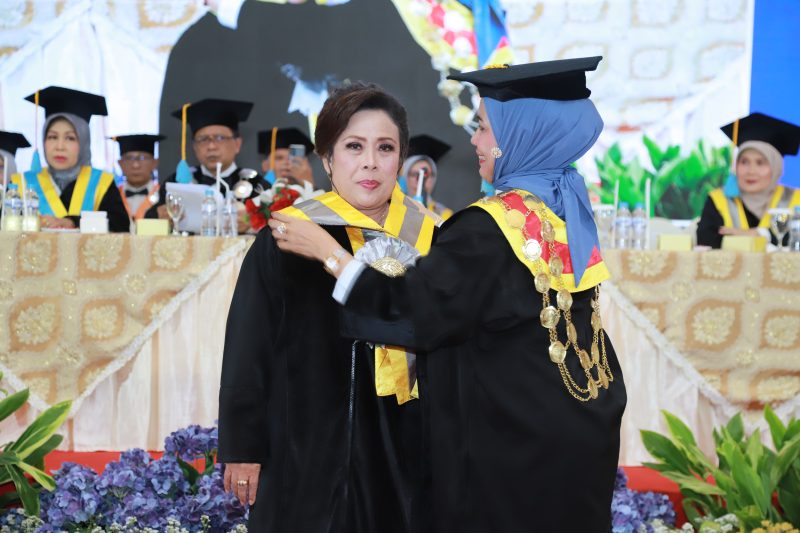 Prof Dr Ully Tampubolon resmi dikukuhkan sebagai Guru Besar Unitomo Surabaya oleh  Rektor Universitas Dr. Soetomo (Unitomo) Prof Dr. Siti Marwiyah, Surabaya, Kamis (21/5/2026). (Foto: Dok. Unitomo)