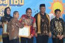 Bupati Sumenep, Achmad Fauzi Wongsojudo menerima penghargaan Revitalisasi Bahasa Daerah (RBD) dari Kemendikdasmen pada puncak Festival Tunas Bahasa Ibu Nasional (FTBIN) 2026 di Depok, Senin (25/05/2026).