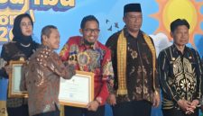 Bupati Sumenep, Achmad Fauzi Wongsojudo menerima penghargaan Revitalisasi Bahasa Daerah (RBD) dari Kemendikdasmen pada puncak Festival Tunas Bahasa Ibu Nasional (FTBIN) 2026 di Depok, Senin (25/05/2026).