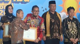 Bupati Sumenep, Achmad Fauzi Wongsojudo menerima penghargaan Revitalisasi Bahasa Daerah (RBD) dari Kemendikdasmen pada puncak Festival Tunas Bahasa Ibu Nasional (FTBIN) 2026 di Depok, Senin (25/05/2026).