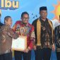 Bupati Sumenep, Achmad Fauzi Wongsojudo menerima penghargaan Revitalisasi Bahasa Daerah (RBD) dari Kemendikdasmen pada puncak Festival Tunas Bahasa Ibu Nasional (FTBIN) 2026 di Depok, Senin (25/05/2026).