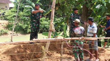 Pastikan Kuat dan Aman, Dandim Sumenep Cek Langsung Jembatan Perintis