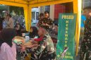 Warga memanfaatkan layanan cek kesehatan gratis yang digelar Kompi Medis Yonif TP 931/KJ bekerja sama dengan Dinas Kesehatan Kabupaten Sumenep
