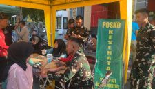 Warga memanfaatkan layanan cek kesehatan gratis yang digelar Kompi Medis Yonif TP 931/KJ bekerja sama dengan Dinas Kesehatan Kabupaten Sumenep