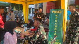 Warga memanfaatkan layanan cek kesehatan gratis yang digelar Kompi Medis Yonif TP 931/KJ bekerja sama dengan Dinas Kesehatan Kabupaten Sumenep