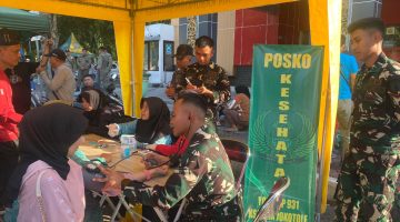 Warga memanfaatkan layanan cek kesehatan gratis yang digelar Kompi Medis Yonif TP 931/KJ bekerja sama dengan Dinas Kesehatan Kabupaten Sumenep