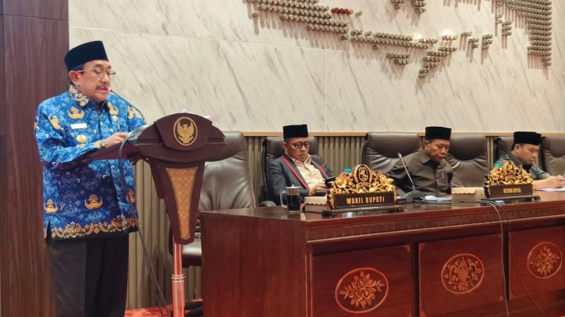 Wakil Bupati Sumenep KH Imam Hasyim menyampaikan Nota Penjelasan Bupati terhadap Raperda Pertanggungjawaban Pelaksanaan APBD Tahun Anggaran 2025 dalam Rapat Paripurna DPRD Kabupaten Sumenep, Rabu (17/6/2026).